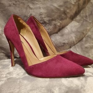 Call It Spring Magenta Pumps with low cut detail 📦